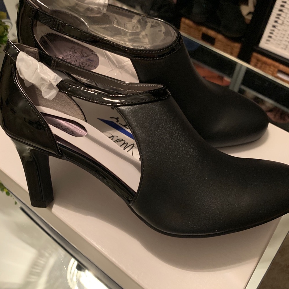 Life Stride Maggie Pumps